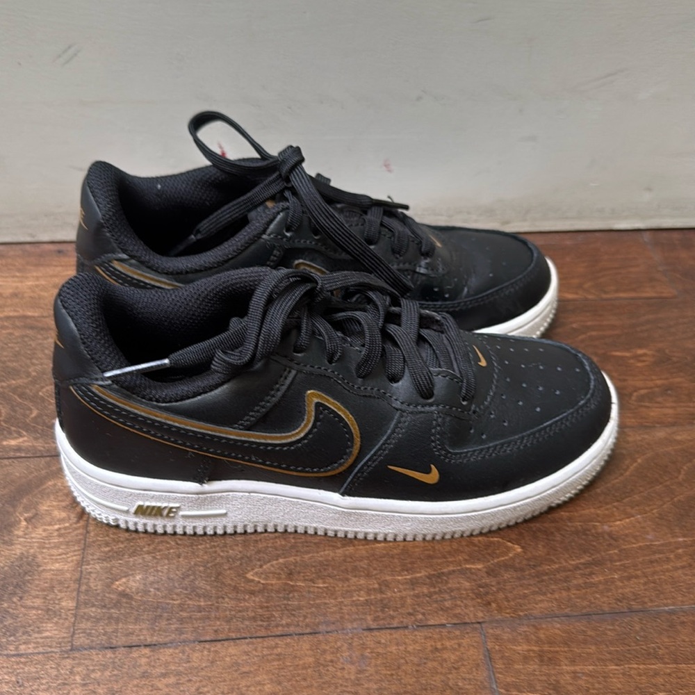 NIKE AIR FORCE 1 Black Metallic Gold DM3322 001 GS little kids size 13